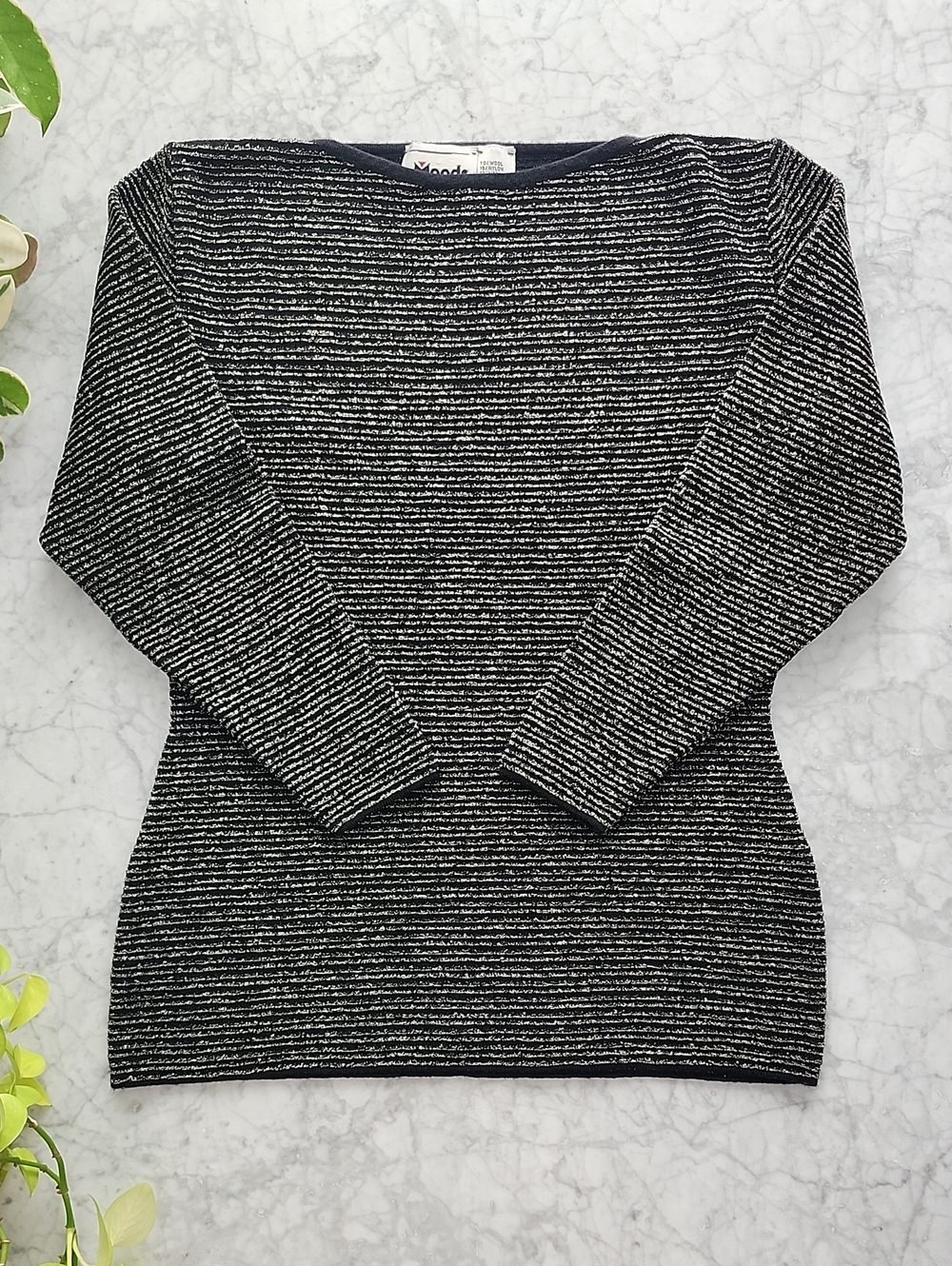 🌼 Vintage black + gold sweater